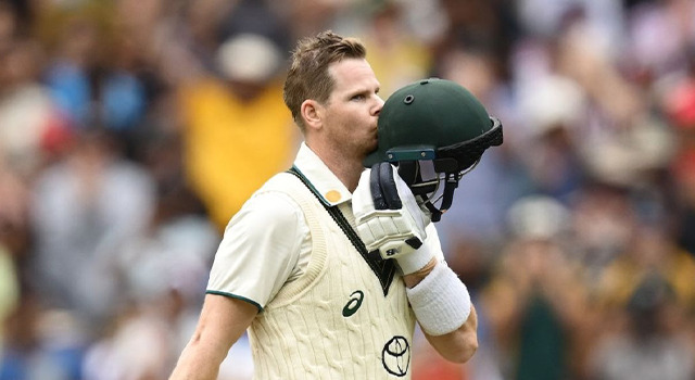 Steven Smith kisses the bat after the century at MCG against India